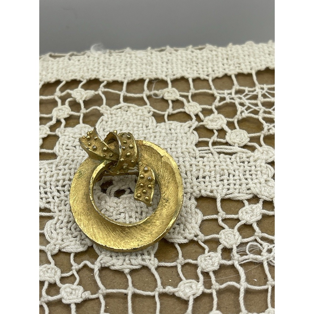 Vintage Mamselle‎ Brooch Pin Goldtone Metal Circle Shaped Textured Ribbon Bow